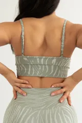 Short deportivo de tiro alto, confeccionado en tejido seamless con textura acanalada, diseñado para brindar ajuste y soporte durante la actividad física.