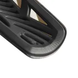 Espinilleras Adidas Tiro League negras con detalles dorados. Cuentan con placa protectora flexible, medias de compresión y refuerzo interior de EVA moldeada.