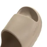 Ojotas Adidas Adilette Lumia color beige con logo Adidas en la plantilla.