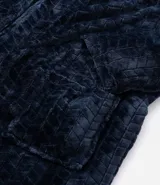 Bata de baño masculina confeccionada en fleece texturizado, con cuello solapa, mangas largas, lazo ajustable en la cintura y bolsillos delanteros.