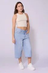 Bermuda de jean celeste, corte ancho a la rodilla.