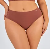 Bombacha de tiro medio confeccionada en modal orgánico color marrón, con diseño de cobertura completa y detalle de pequeña placa metálica en la cintura.