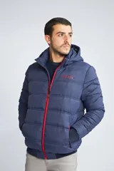 Campera puffer Mistral de hombre, color azul marino con cierre frontal y detalles en color rojo. Cuenta con capucha, puños elásticos y logo estampado en el pecho.