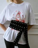 Remera blanca de algodón con cuello redondo y mangas cortas. Estampado frontal de dos cerezas rojas con la frase "Cherry Bomb!".