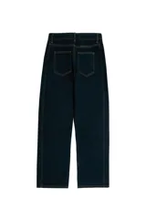 Jeans de tiro medio con corte barrel y ajuste relajado, diseño clásico de cinco bolsillos, cierre frontal de cremallera y botón metálico.