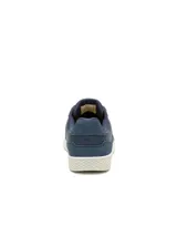 Championes Caterpillar modelo Pause, de estilo retro y minimalista. Confeccionados en una combinación de cuero y gamuza en color azul marino, cuentan con cordones al tono, logo de la marca en el lateral y lengüeta, y suela de goma blanca con textura en relieve.