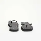 Chanclas de dedo color negro con suela plana y tiras finas.