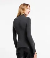 Blusa verde oscuro de viscosa con cuello alto y mangas largas con abertura en el puño.