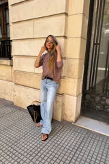 Canguro con capucha de manga larga, color marrón topo, de calce amplio y tejido suave. Presenta bolsillo canguro frontal y puños y ruedo ajustados.