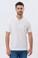 Remera polo de manga corta en color azul melange, con cuello camisero, cierre frontal de dos botones y pequeño bordado en el pecho.