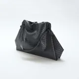 Bolso grande de imitación color negro, con diseño de efecto trenzado, cierre fruncido y asa de hombro trenzada.