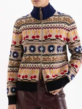 Cardigan de tejido jacquard con diseño estampado de cerezas y motivos geométricos. Presenta cierre frontal metálico, cuello alto y terminaciones en rib negro en puños y ruedo.