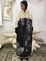 Tapado largo de lana merino afieltrada, color natural combinado con gris, con textura "cubo" en el frente.