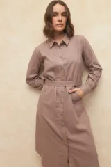 Vestido largo tipo camisero de lino color marrón topo, con botones a tono, bolsillos laterales y cinto del mismo material.