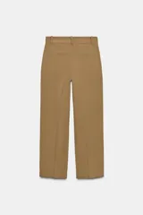 Pantalón de tiro medio con pinzas delanteras y pernera recta. Cuenta con bolsillos frontales, falsos bolsillos traseros de vivo y cierre frontal con cremallera, botón interior y ganchos.
