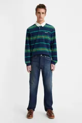 Pantalón de jean azul de corte recto, con tiro medio y cierre de botones.