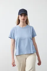 Remera negra de algodón de manga corta, cuello redondo y pequeñas aberturas en los laterales.