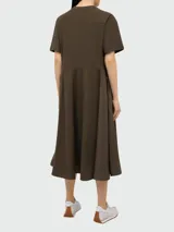 Vestido marrón de corte midi, con falda acampanada, mangas cortas y logo bordado en el pecho.