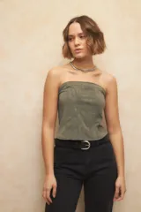 Top strapless color verde militar, con diseño tipo corset, de textil engomado y texturizado.