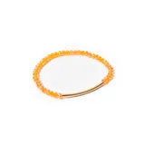 Pulsera elástica con cuentas facetadas color naranja y barra curva dorada.