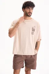 Remera de algodón de manga corta, fit oversize, color beige con estampa en el pecho con diseño de café y texto "Coffee Life".