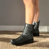 Bota de caña media confeccionada en cuero vacuno con efecto desgastado. Presenta elásticos laterales para un calce cómodo, taco de madera y suela de caucho.