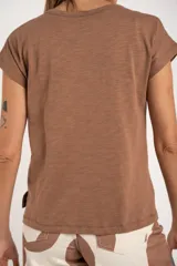 Remera negra de algodón con cuello en V y corte oversize.