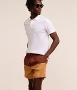 Short de baño de microfibra, de diseño bicolor en tonos marrón y tostado, con cintura elástica, cordón ajustable y bolsillos.