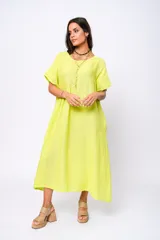 Vestido midi verde flúor de lino, corte holgado, escote redondo y manga corta.