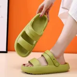 Chancletas tipo gomones de diseño ergonómico, color verde oliva, con doble tira ancha en el empeine y tira trasera ajustable. Fabricadas en material sintético antideslizante con suela de plataforma.