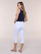 Pantalón capri sastrero de tiro alto y color verde militar, con pretina ancha, bolsillos frontales simulados y traseros funcionales, y corte entallado.