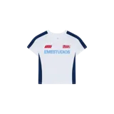 Remera deportiva blanca con detalles en azul marino y celeste, de manga corta y cuello redondo. Cuenta con estampado frontal de la marca EMSESTUDIOS en celeste y logotipos en rojo.