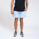Short de baño Umbro color azul marino, confeccionado en nylon con acabado ligeramente arrugado. Presenta cintura elástica con cordón interno y logo de la marca bordado en el ruedo.