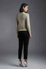 Pantalón de jean bordeaux, corte cigarette y tiro medio.