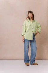 Jean de tiro medio con diseño de pierna amplia tipo wide leg, calce relajado y lavado celeste, con costuras frontales destacadas.