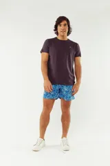 Short de baño azul con franjas horizontales en celeste y azul claro. Cuenta con cintura elástica ajustable con cordón, dos bolsillos laterales y uno trasero.
