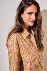 Vestido camisero corto con estampado tipo toile de Jouy a rayas, mangas cortas y cierre frontal con botones.