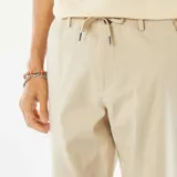 Pantalón chino recto color beige, de mezcla de lino, con cintura elástica ajustable con cordón y dobladillo en los tobillos.