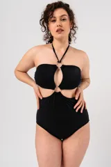 Malla entera negra con escote strapless, breteles finos al cuello y espalda recta. Presenta aberturas en el abdomen unidas por aros metálicos.