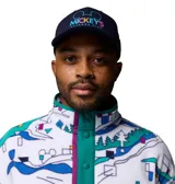 Gorra tipo trucker de color azul marino con paneles traseros de malla transpirable. Presenta un estampado frontal colorido con el logo de Mickey's Outdoor Club y una etiqueta lateral de la marca Columbia.