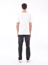 Remera color arena con cuello redondo y estampado pequeño en el pecho.