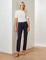 Pantalón recto color verde oliva, marca Zac & Rachel, modelo slim. Tiene pretina con pasadores, botón y cierre. Incluye tres bolsillos delanteros y dos bolsillos ojal en la parte trasera.