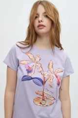 Remera de cuello redondo y manga corta en color lila, con estampado frontal artístico de flores y elementos marinos.