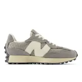 Championes New Balance 327 de hombre, color gris con detalles en blanco. Capellada de cuero y nylon con logo "N" asimétrico en cuero blanco. Suela con relieve inspirada en el trail.