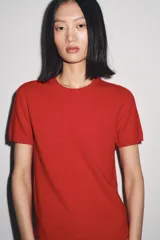 Jersey de punto de cashmere con cuello redondo y manga corta, con terminaciones en rib en cuello, mangas y ruedo.