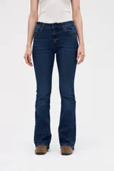 Jean de corte oxford con ajuste en cintura y caderas, confeccionado en denim azul oscuro con lavado uniforme.