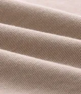 Pantalón chino de sarga color beige, con pinzas frontales, corte recto y largo completo. Cuenta con bolsillos laterales y traseros, cierre frontal con botón y cierre.