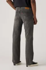 Jeans de denim gris oscuro, con corte relajado, cintura media y pierna recta. Presentan diseño clásico de cinco bolsillos y cierre frontal con botón y cremallera.