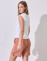 Remera blanca de modal, marca Tahari, con escote a la base, manga raglán y detalle de punto smock en los hombros.