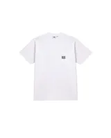 Remera de manga corta color blanco, con cuello redondo y bolsillo frontal en el pecho que incluye un pequeño parche con el logo de Obey.